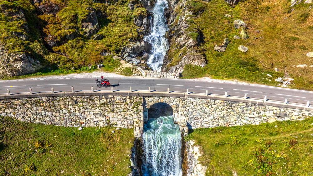 Brücke über den Wasserfall in Tiefenbach Brücke über den Wasserfall in Tiefenbach