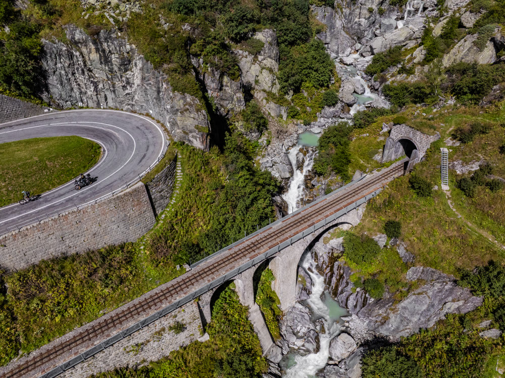Viadukt der Furka-Dampfbahn an der Passstraße Viadukt der Furka-Dampfbahn an der Passstraße