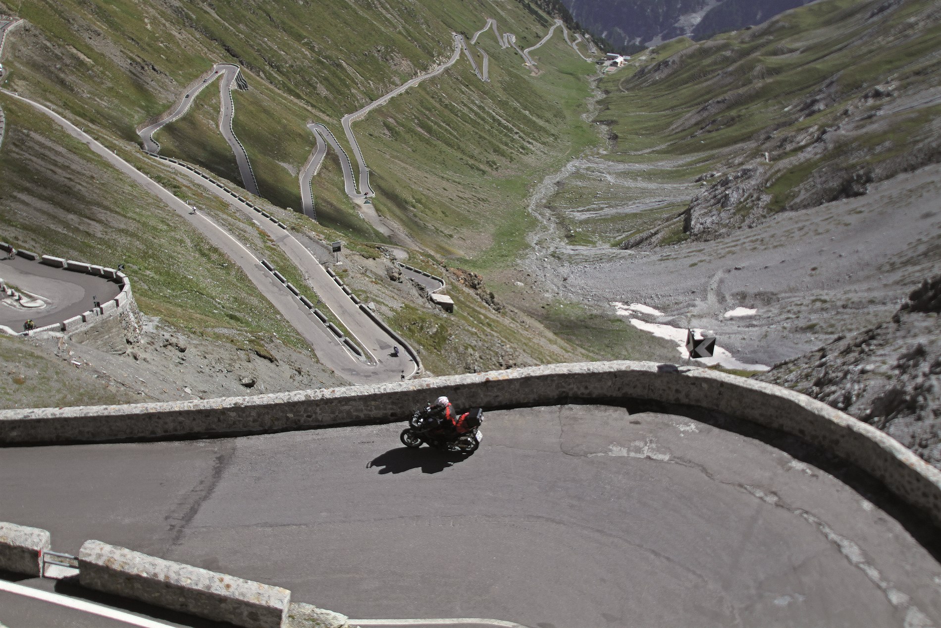 Motorrad fahren in den Alpen